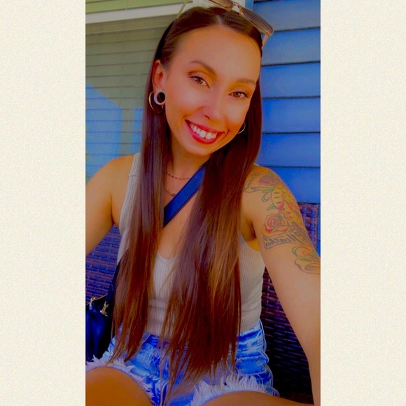 Meet your Posher! - Picture 2 of 4